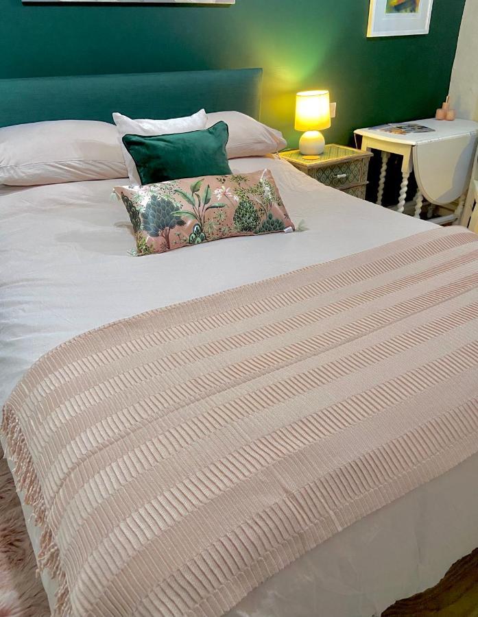 טרורו Stunning Annexe 1 Luxury Bedroom, Eating Area & Bathroom Only! מראה חיצוני תמונה